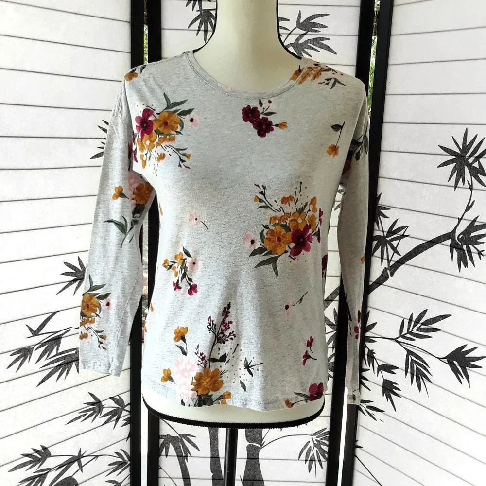 ❤️ Old Navy Silver Floral Print High Low Top 2/$15